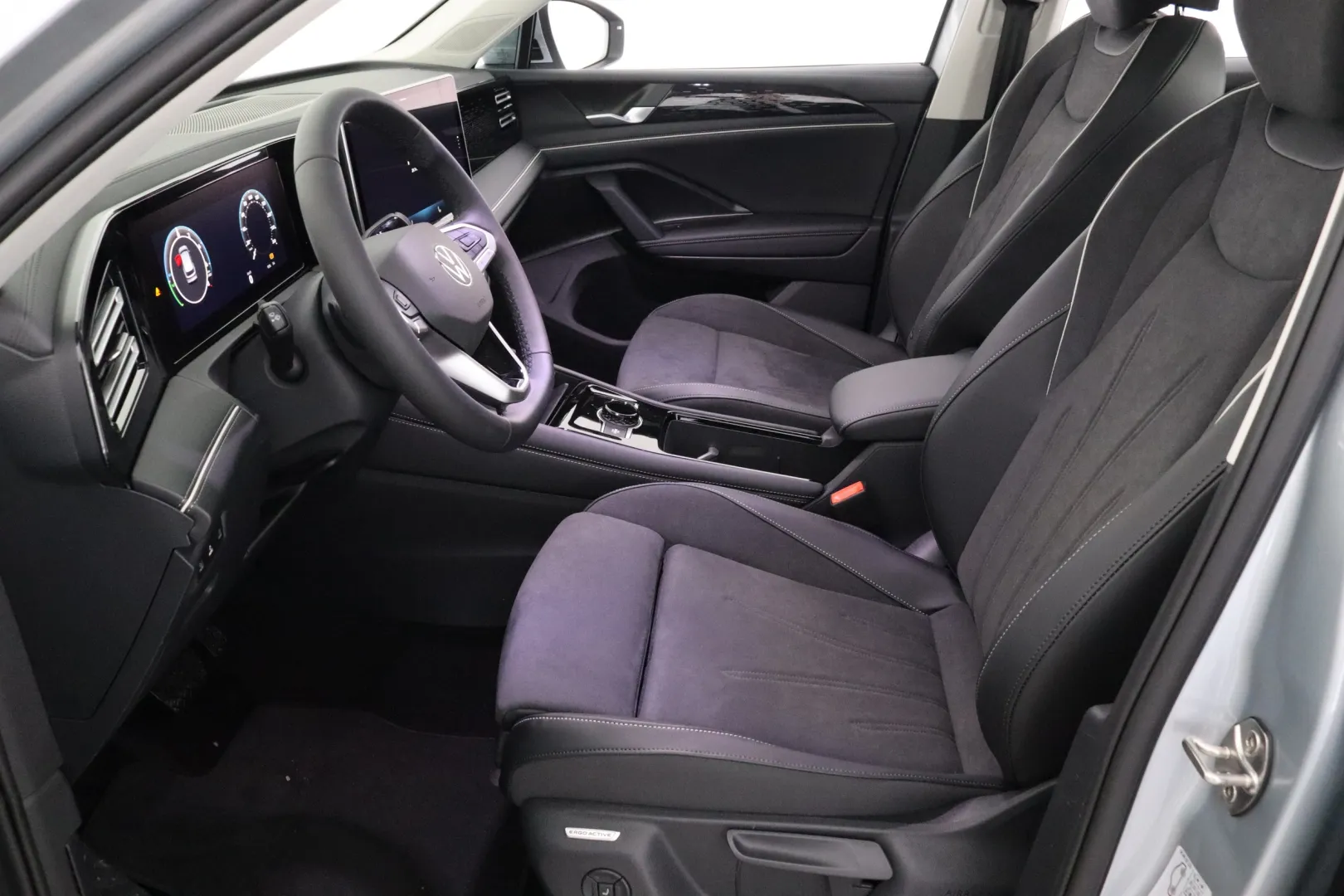 Volkswagen Tiguan KXM-945 carousel image