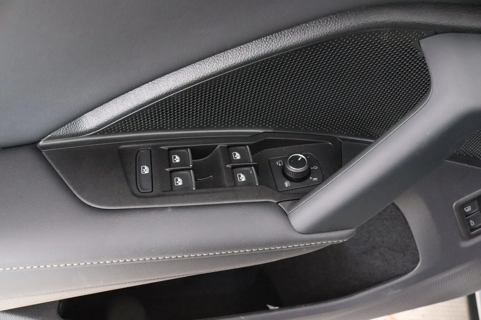 Volkswagen Tiguan KXM-945 carousel image