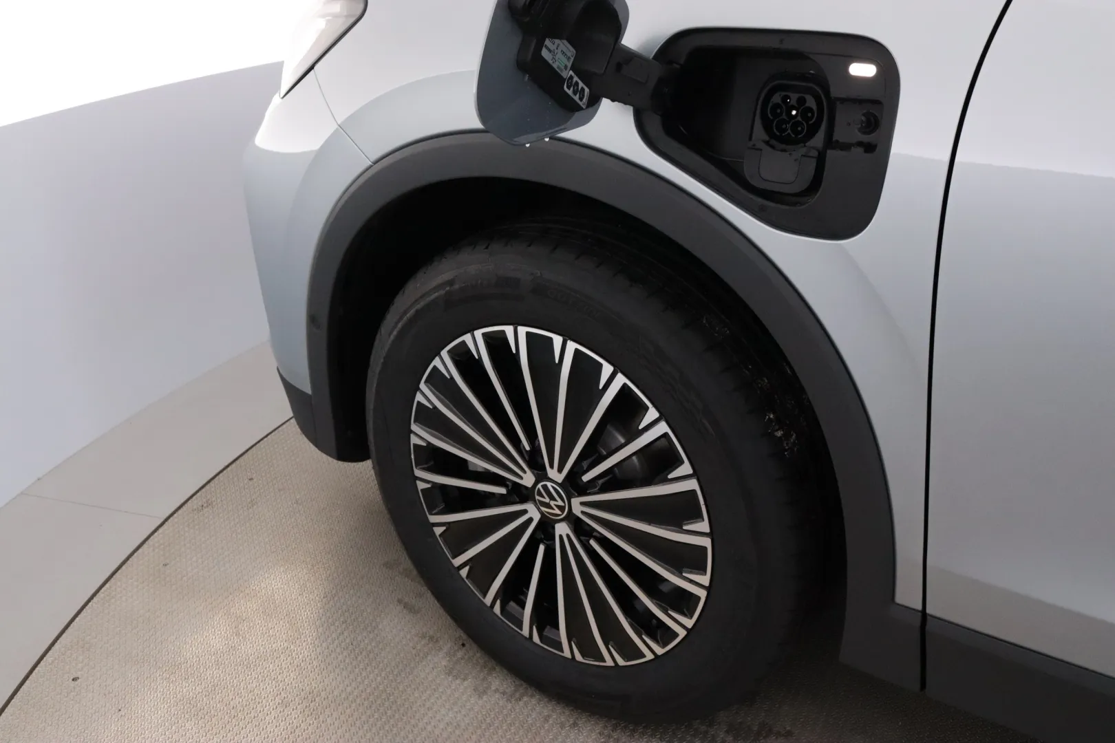 Volkswagen Tiguan KXM-945 carousel image