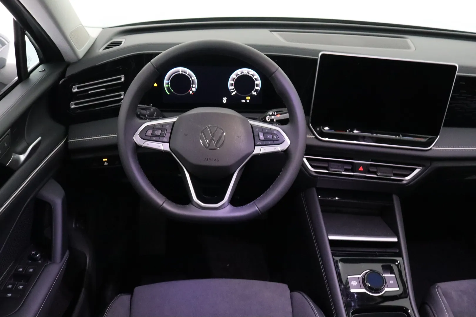 Volkswagen Tiguan KXM-945 carousel image