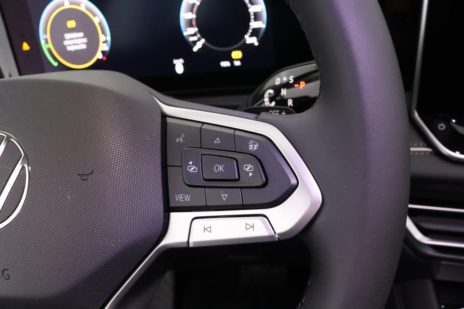 Volkswagen Tiguan KXM-945 carousel image