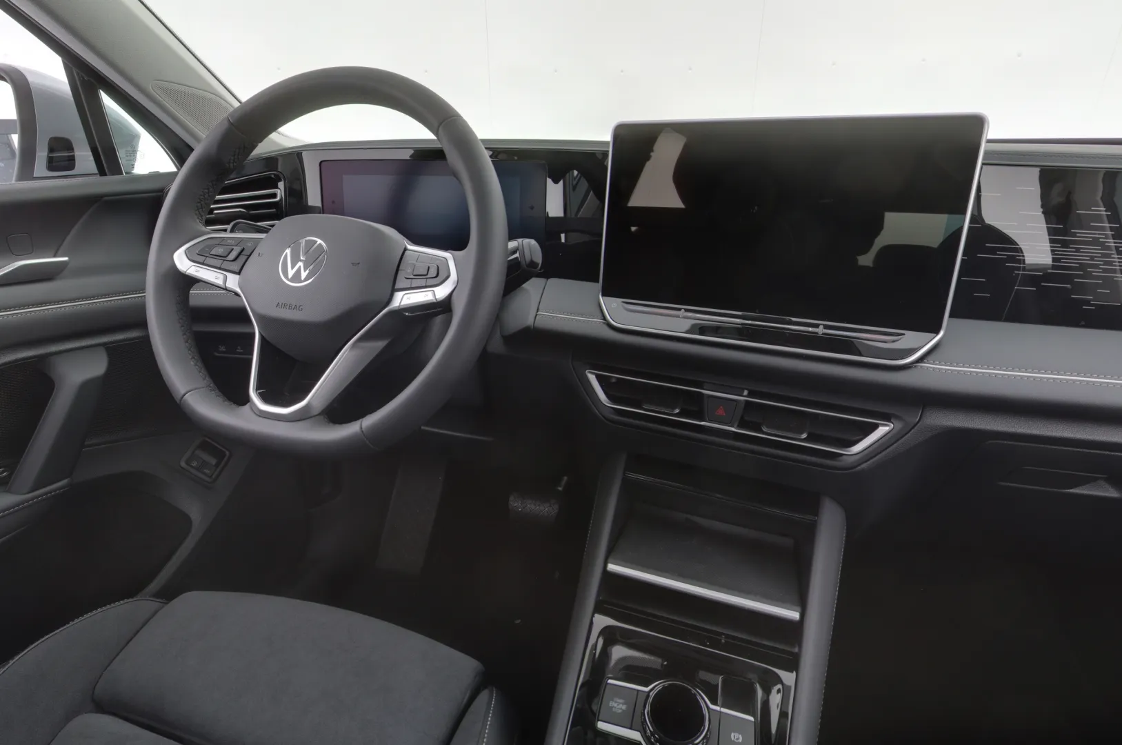 Volkswagen Tiguan KXM-945 carousel image