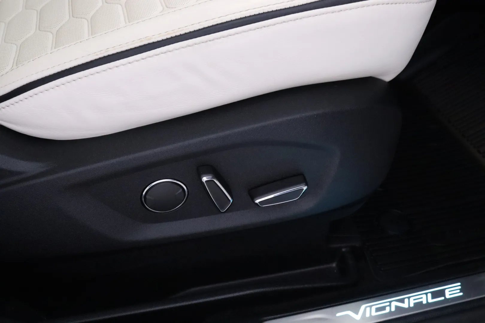 FORD Edge XVU-313 carousel image