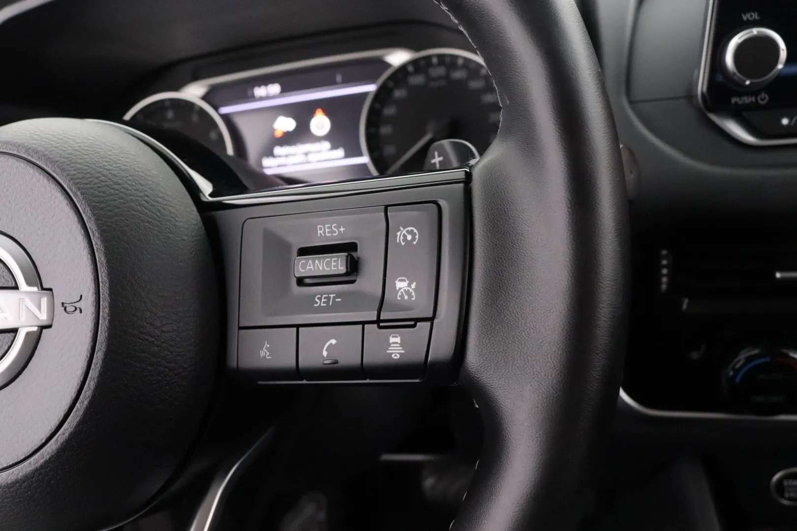 NISSAN Qashqai XSS-517 carousel image