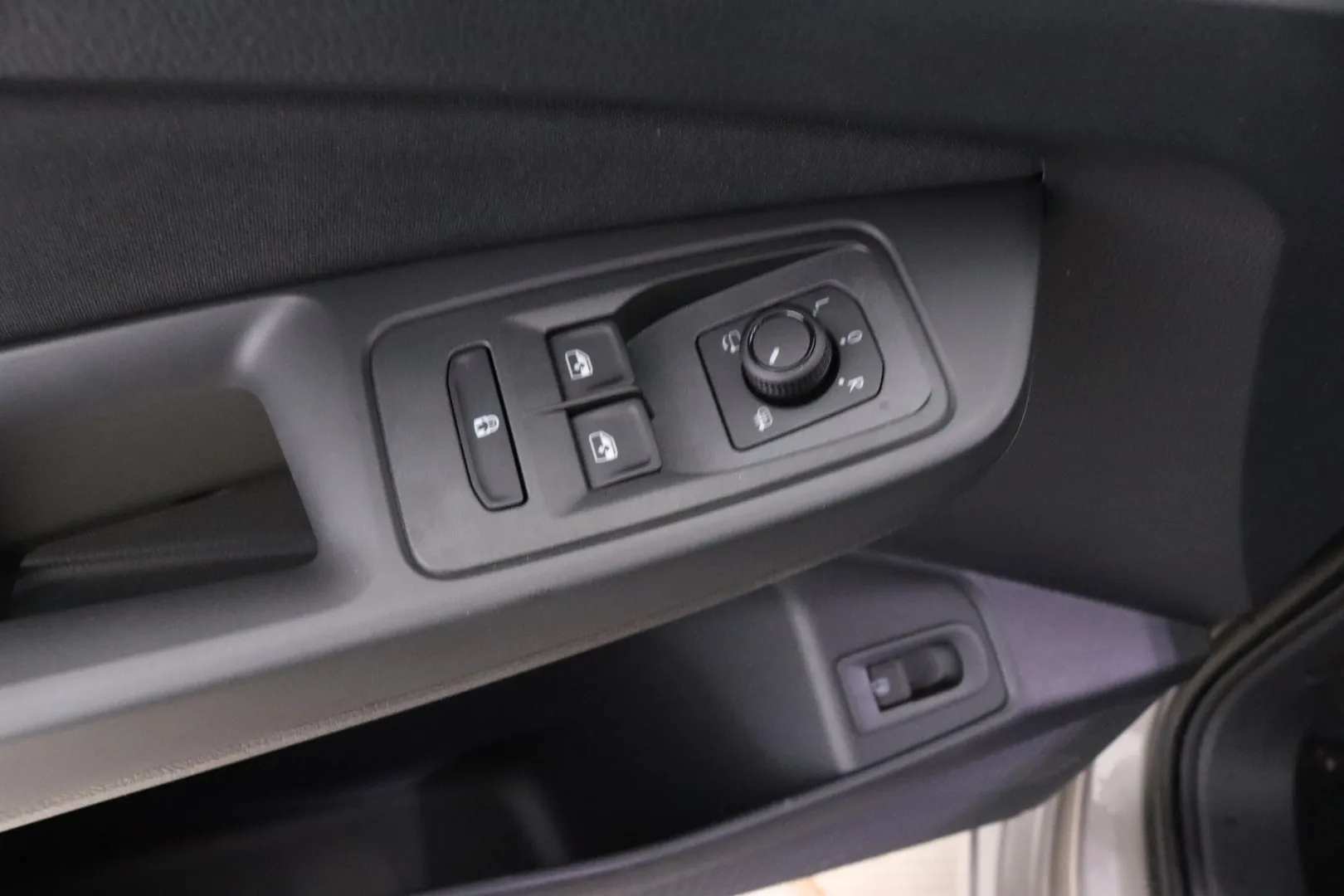 Volkswagen Caddy Maxi LTN-557 carousel image