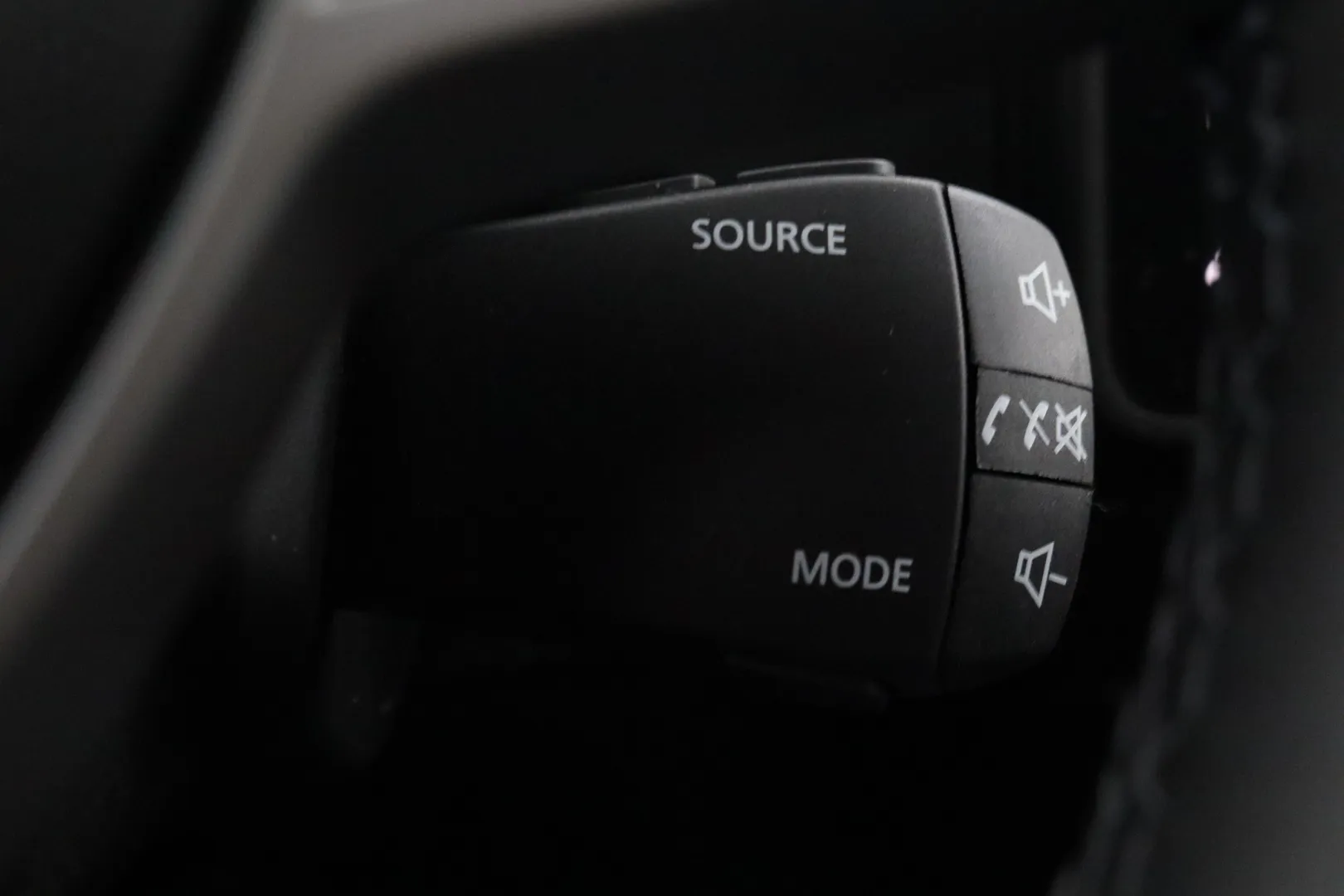 DACIA Duster FRJ-322 carousel image