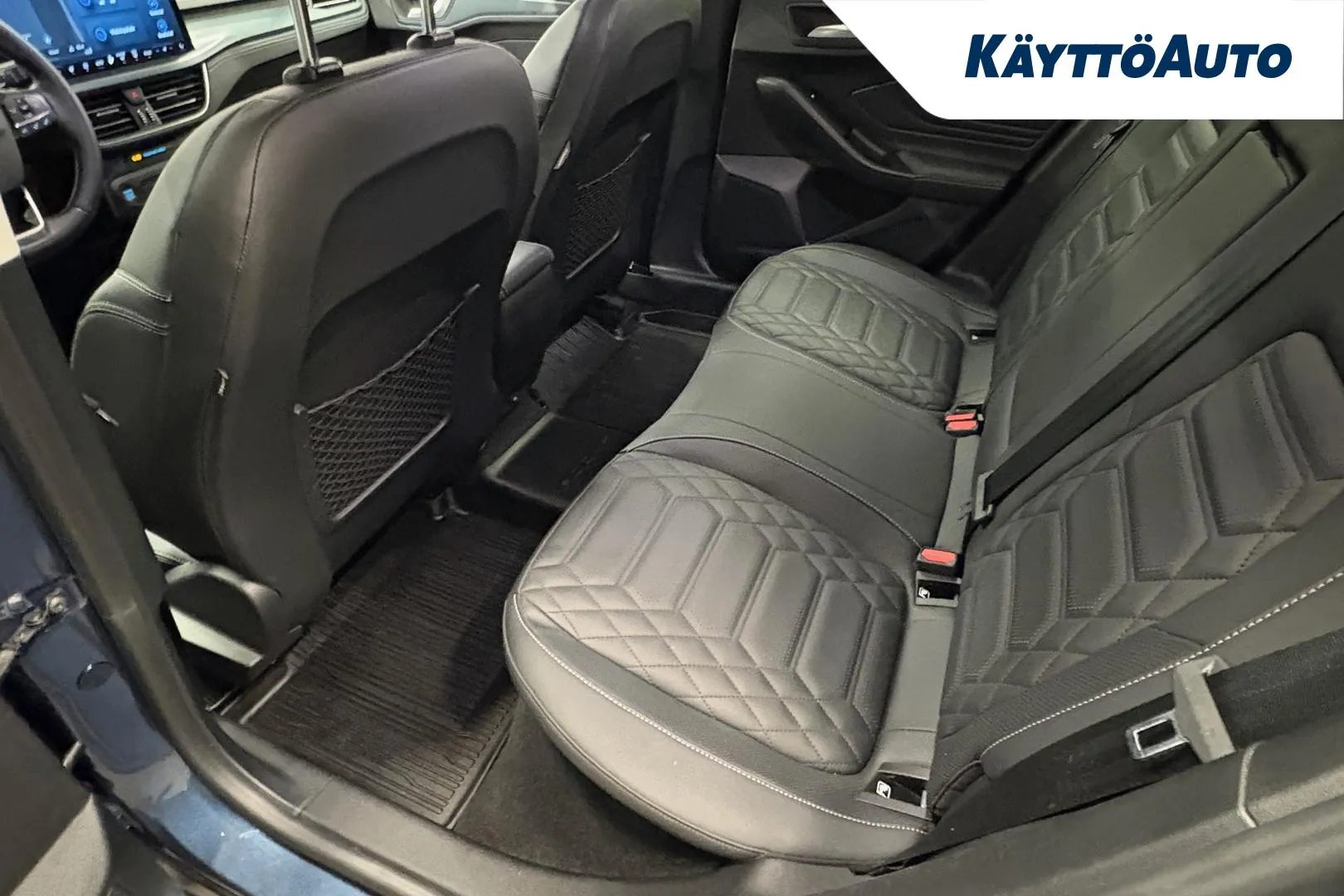 Ford Focus YKZ-105 carousel image