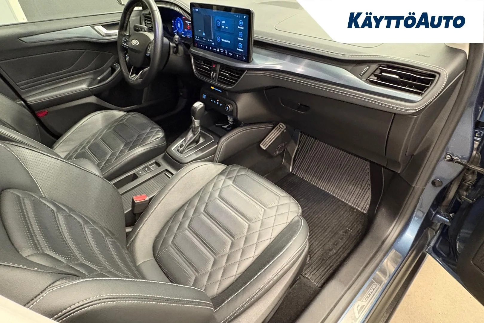 Ford Focus YKZ-105 carousel image