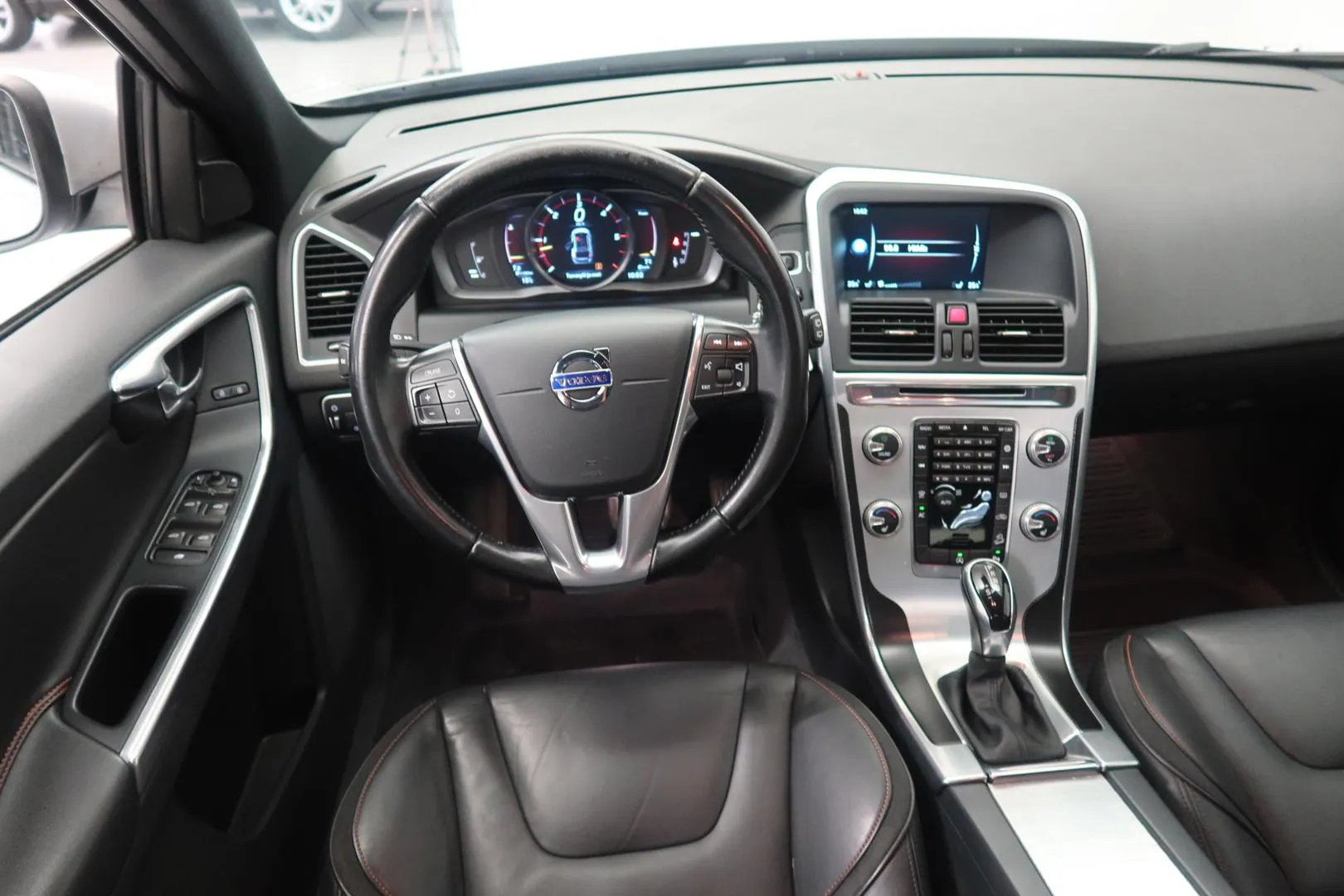 Volvo XC60 FNZ-493 carousel image