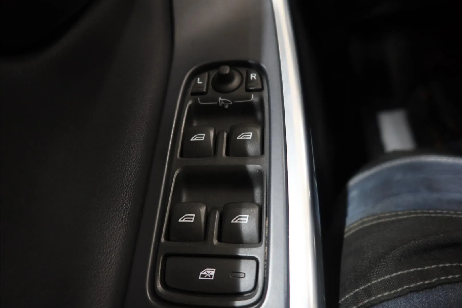 Volvo XC60 FNZ-493 carousel image