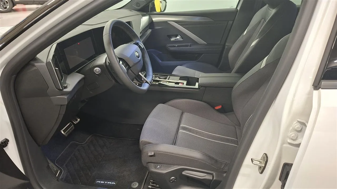 Opel Astra MVJ-412 carousel image