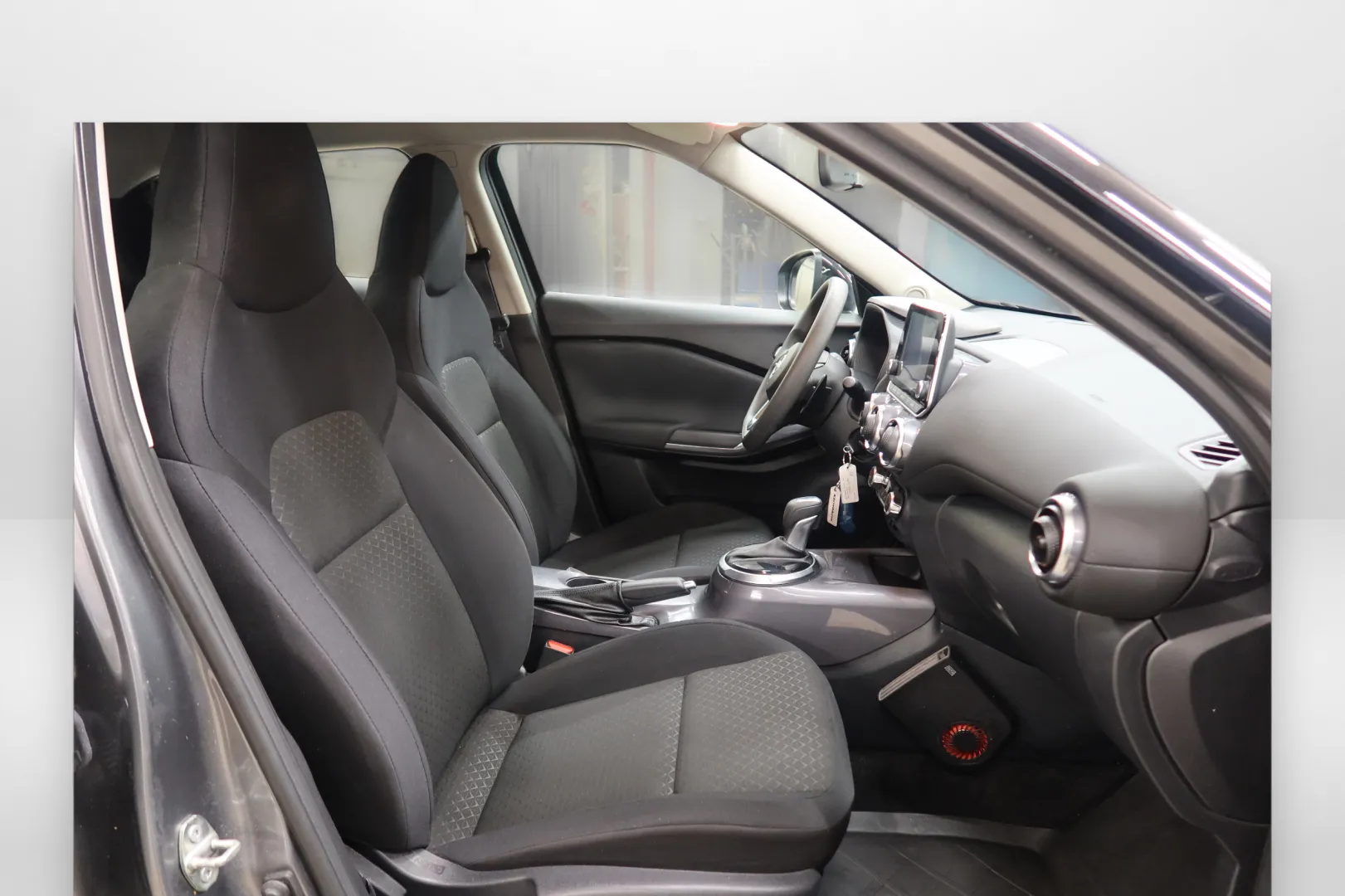 Nissan Juke OZZ-680 carousel image