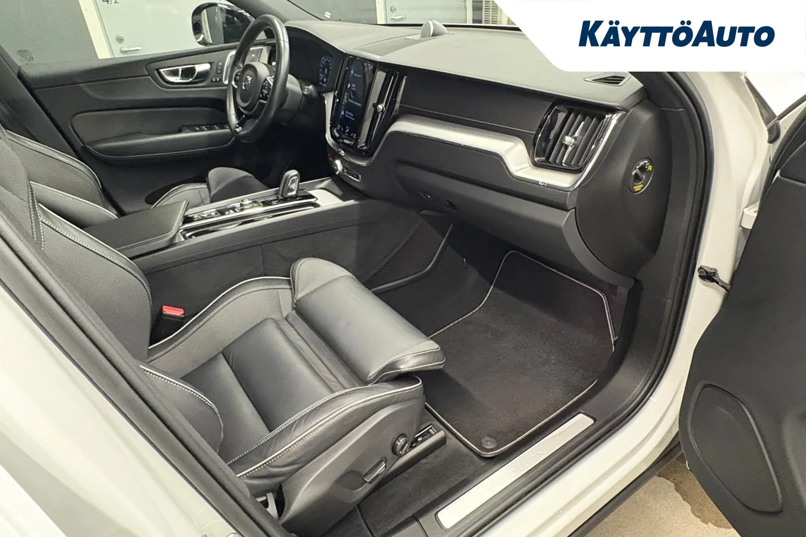 VOLVO XC60 SZM-362 carousel image