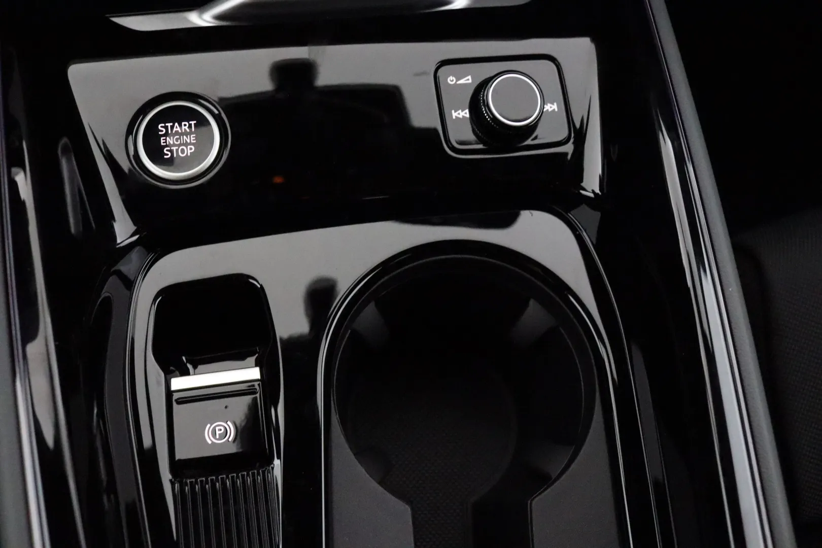 Audi Q3 LTN-261 carousel image