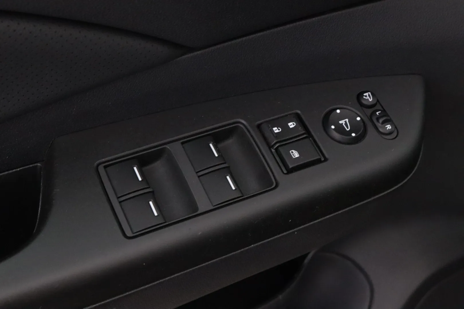 Honda CR-V YLA-890 carousel image