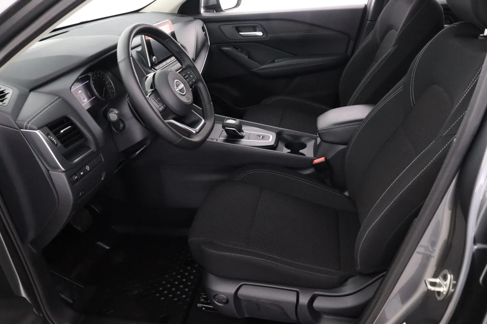 Nissan Qashqai NNR-830 carousel image