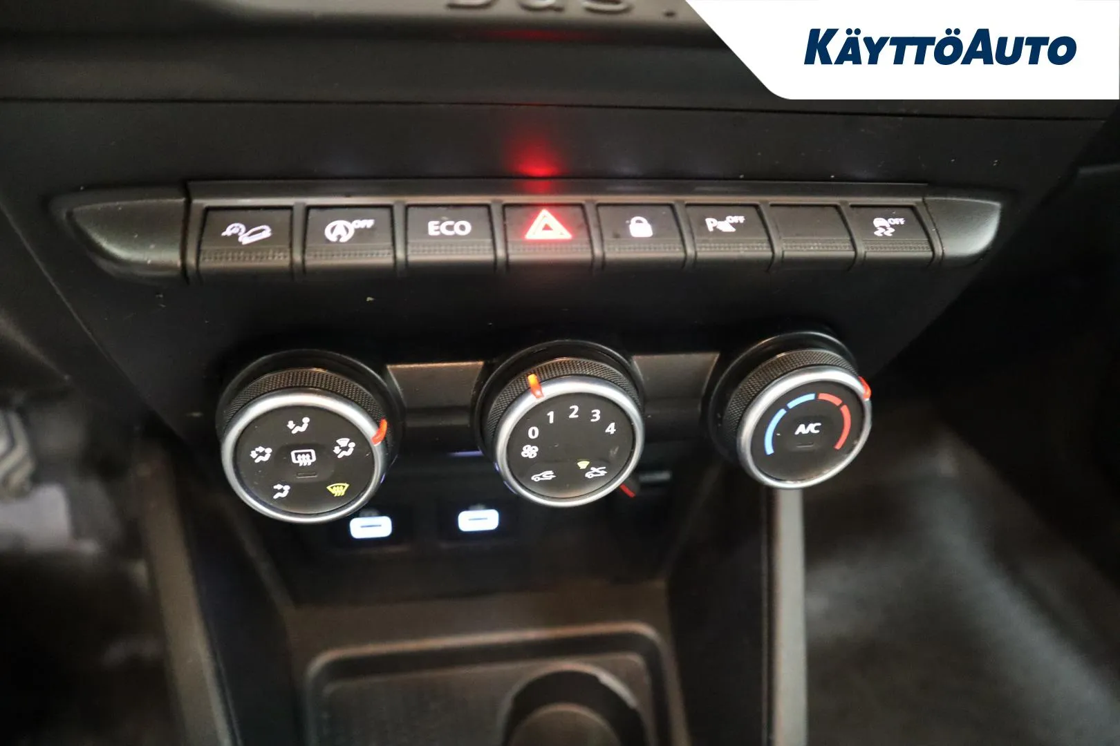 DACIA Duster OZH-532 carousel image