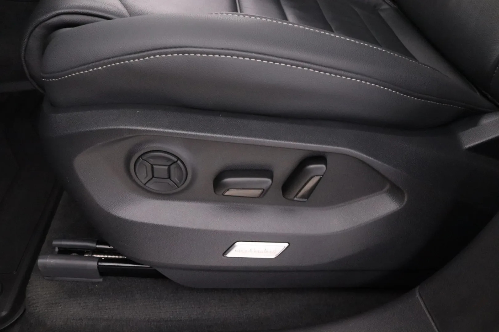 VOLKSWAGEN Touareg KVS-185 carousel image