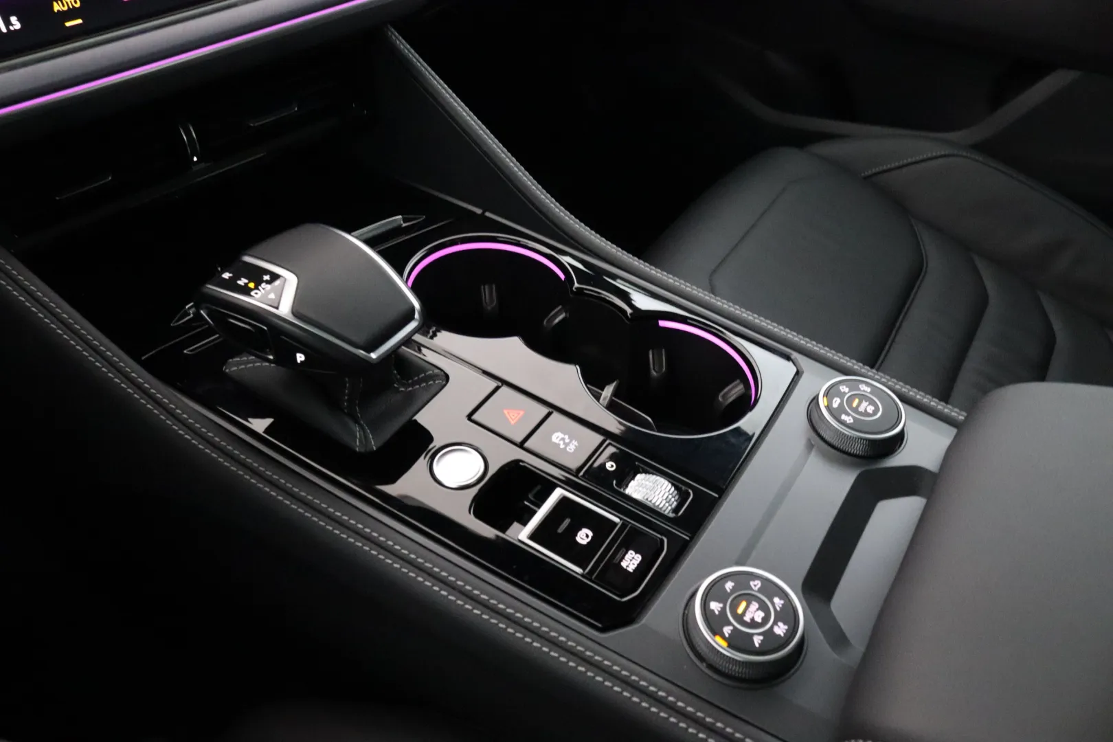 VOLKSWAGEN Touareg KVS-185 carousel image