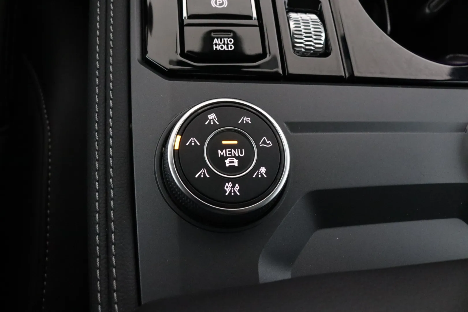 VOLKSWAGEN Touareg KVS-185 carousel image