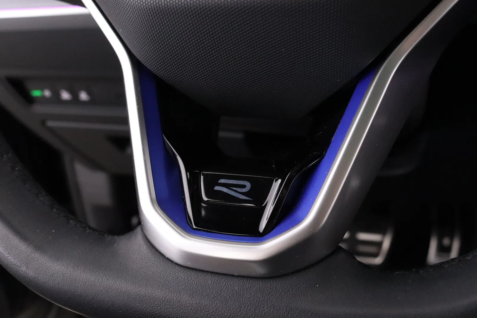 VOLKSWAGEN Touareg KVS-185 carousel image