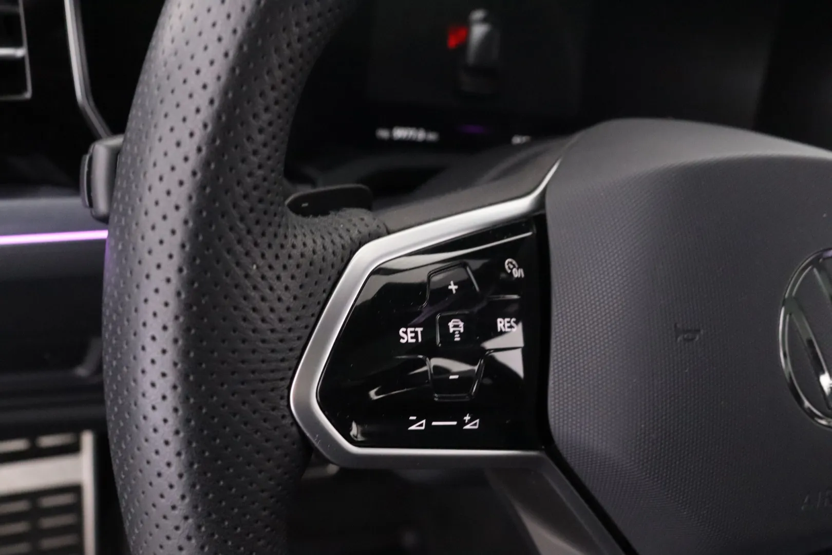 VOLKSWAGEN Touareg KVS-185 carousel image