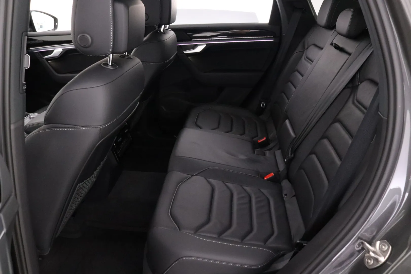 VOLKSWAGEN Touareg KVS-185 carousel image