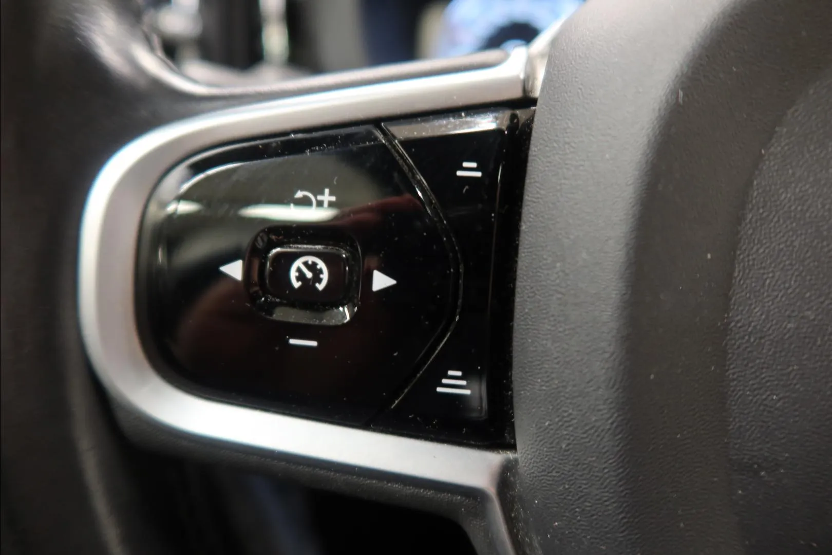 Volvo XC60 YLF-226 carousel image