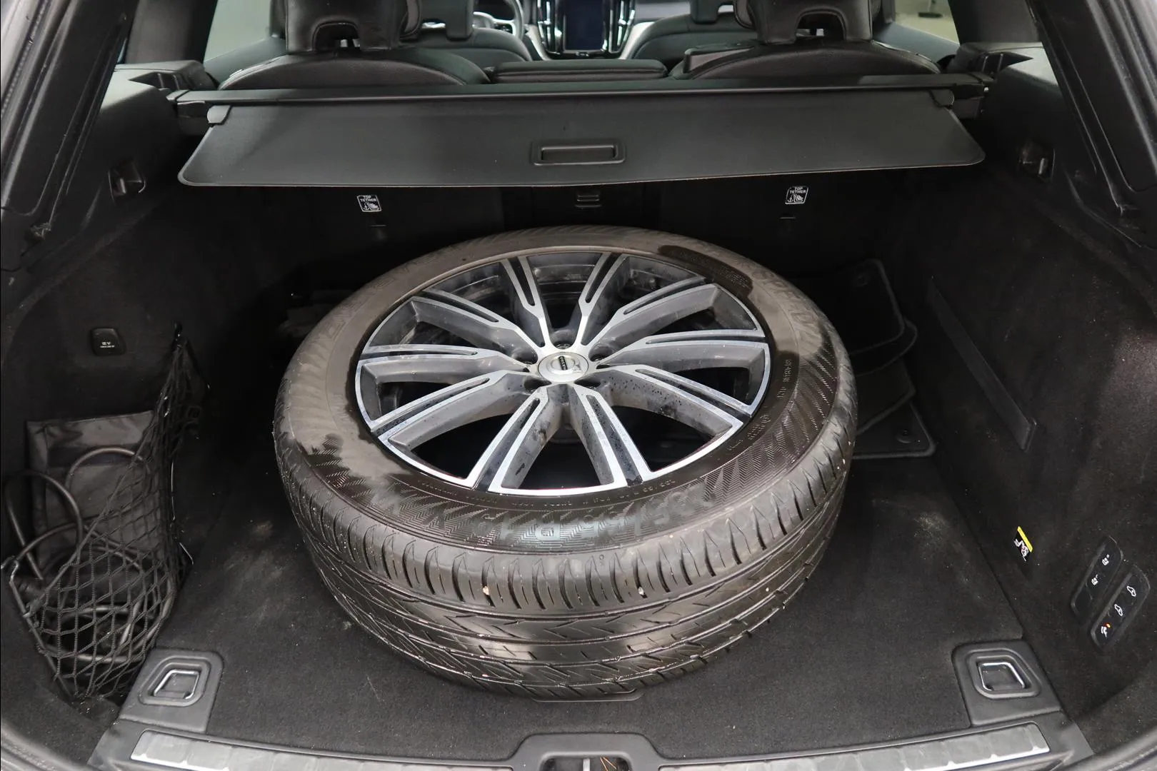 Volvo XC60 YLF-226 carousel image