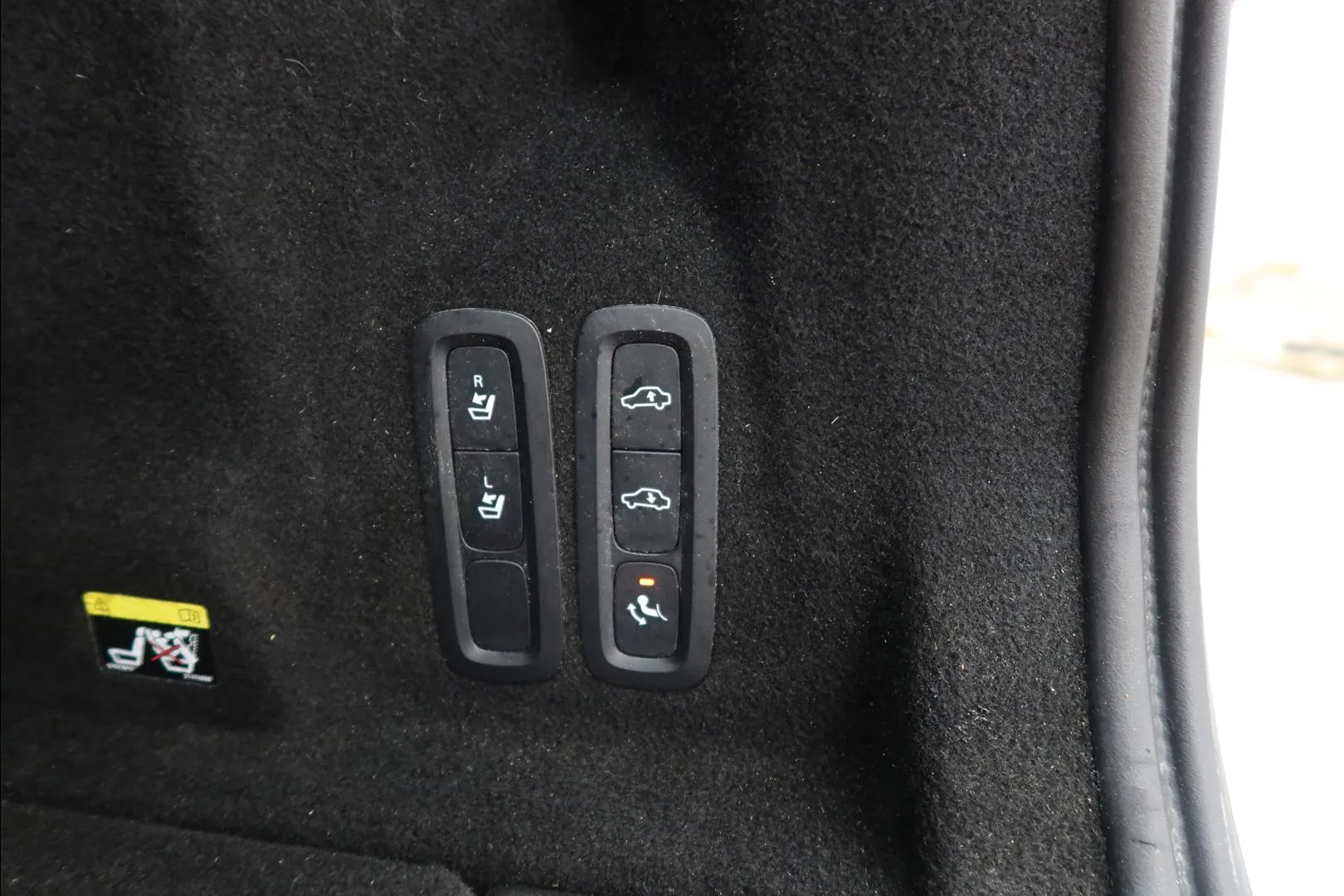 Volvo XC60 YLF-226 carousel image