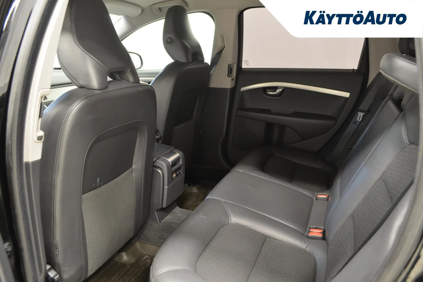 VOLVO V70 GKR-971 carousel image