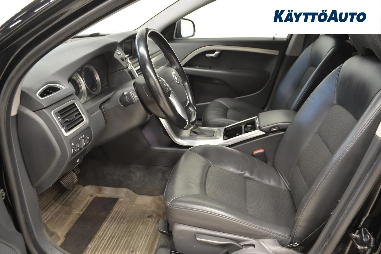 VOLVO V70 GKR-971 carousel image