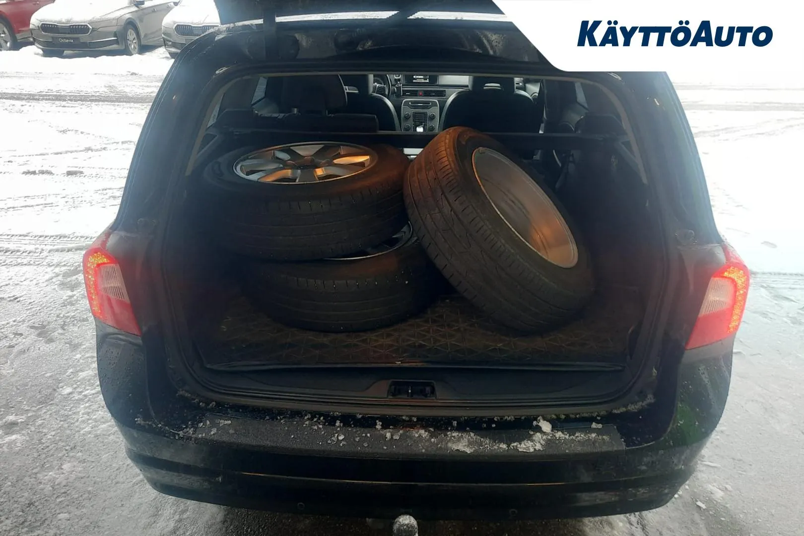 VOLVO V70 GKR-971 carousel image