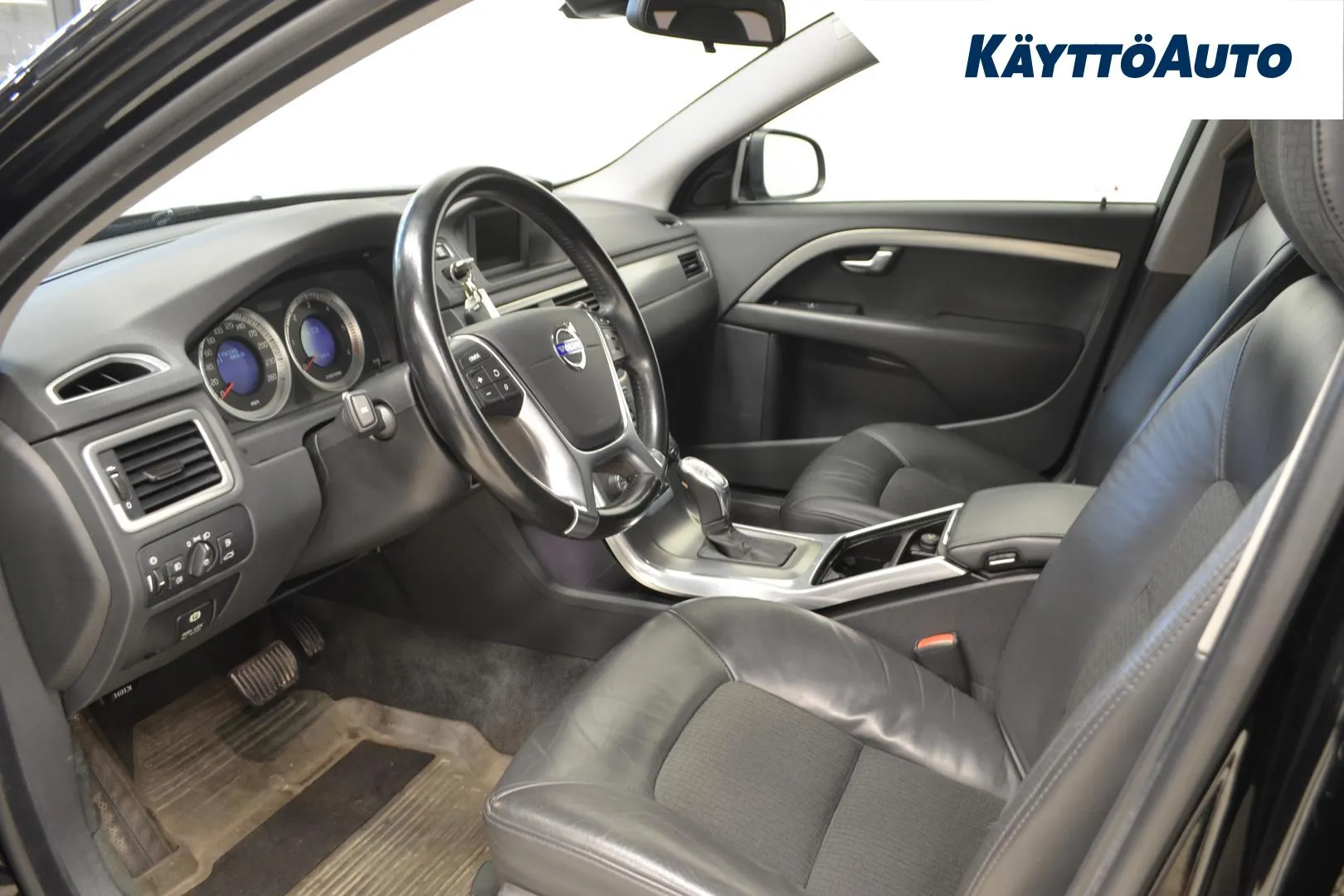 VOLVO V70 GKR-971 carousel image