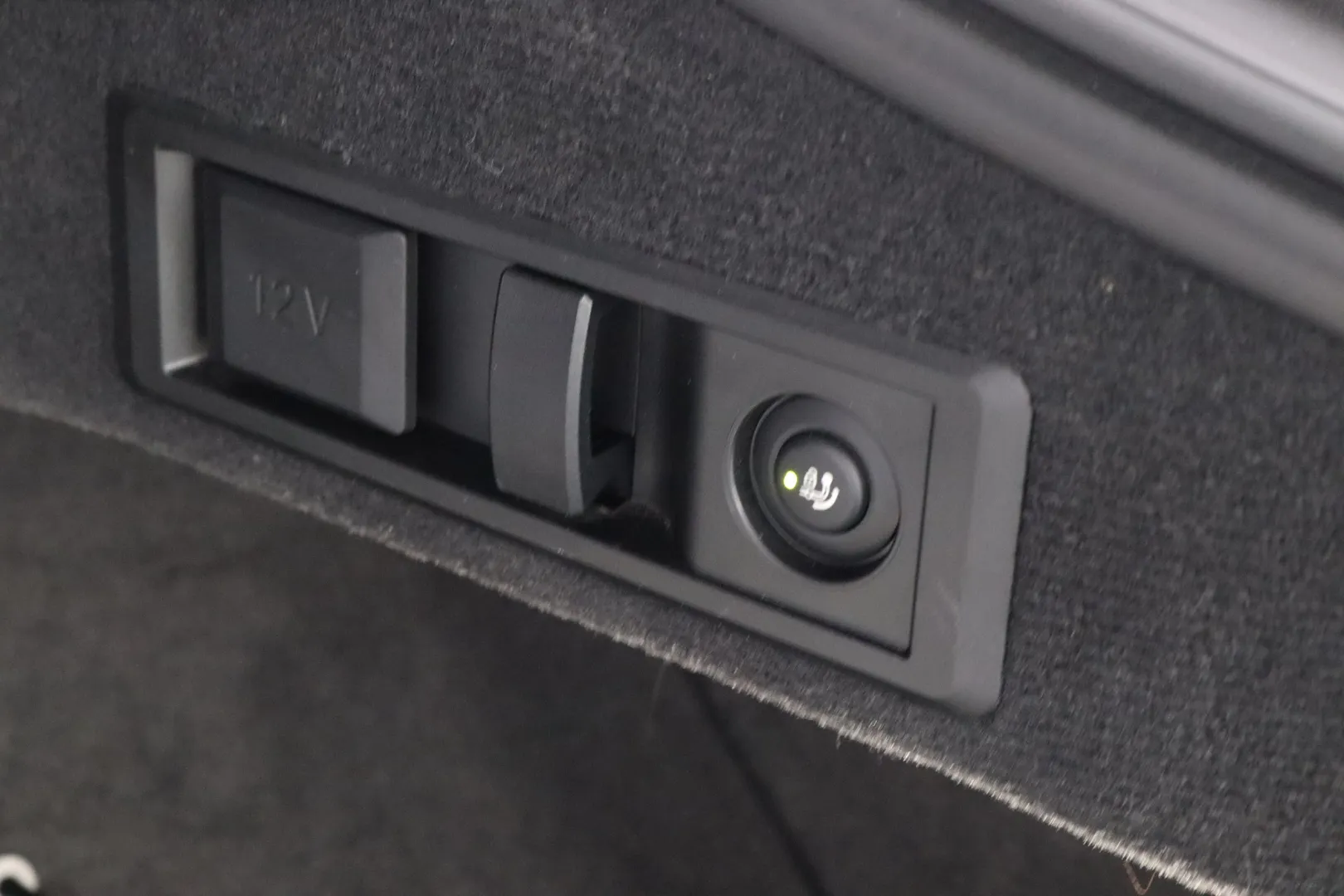 BMW i4 YMA-569 carousel image