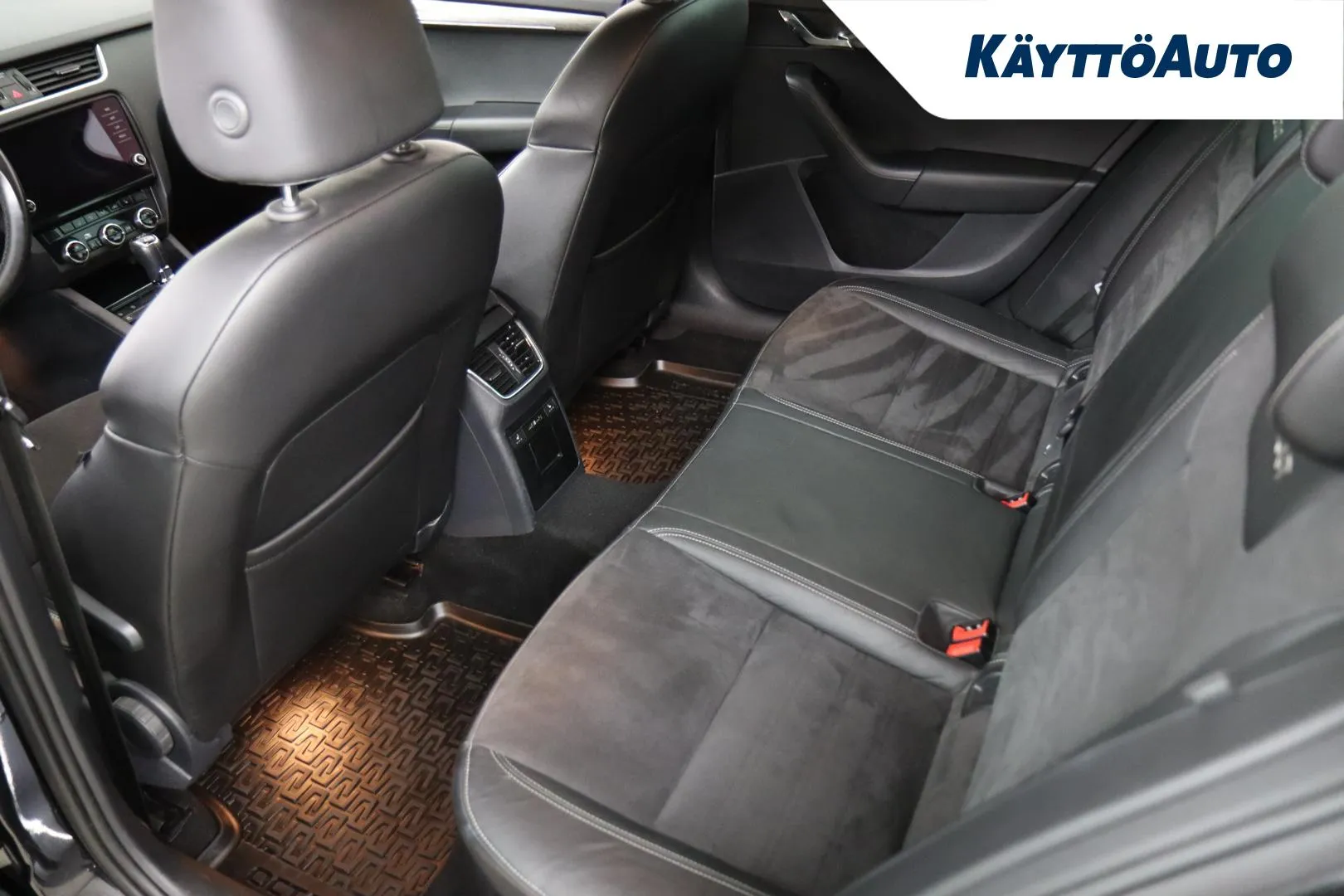 Skoda Octavia YKC-467 carousel image