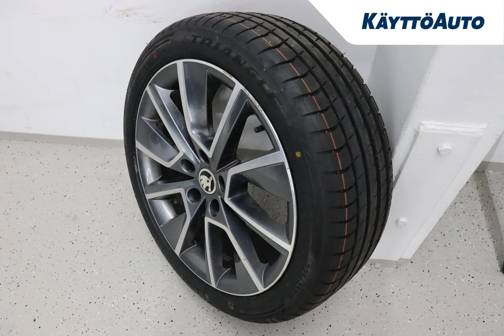 Skoda Octavia YKC-467 carousel image