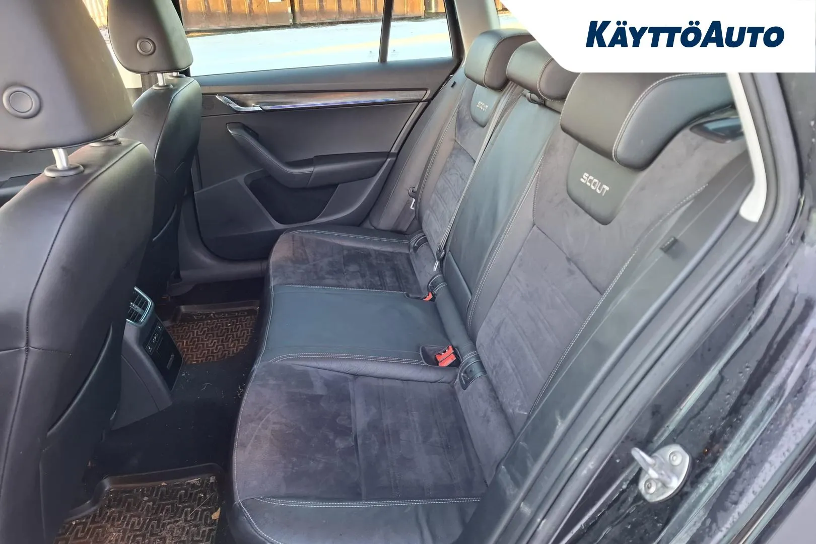 Skoda Octavia YKC-467 carousel image