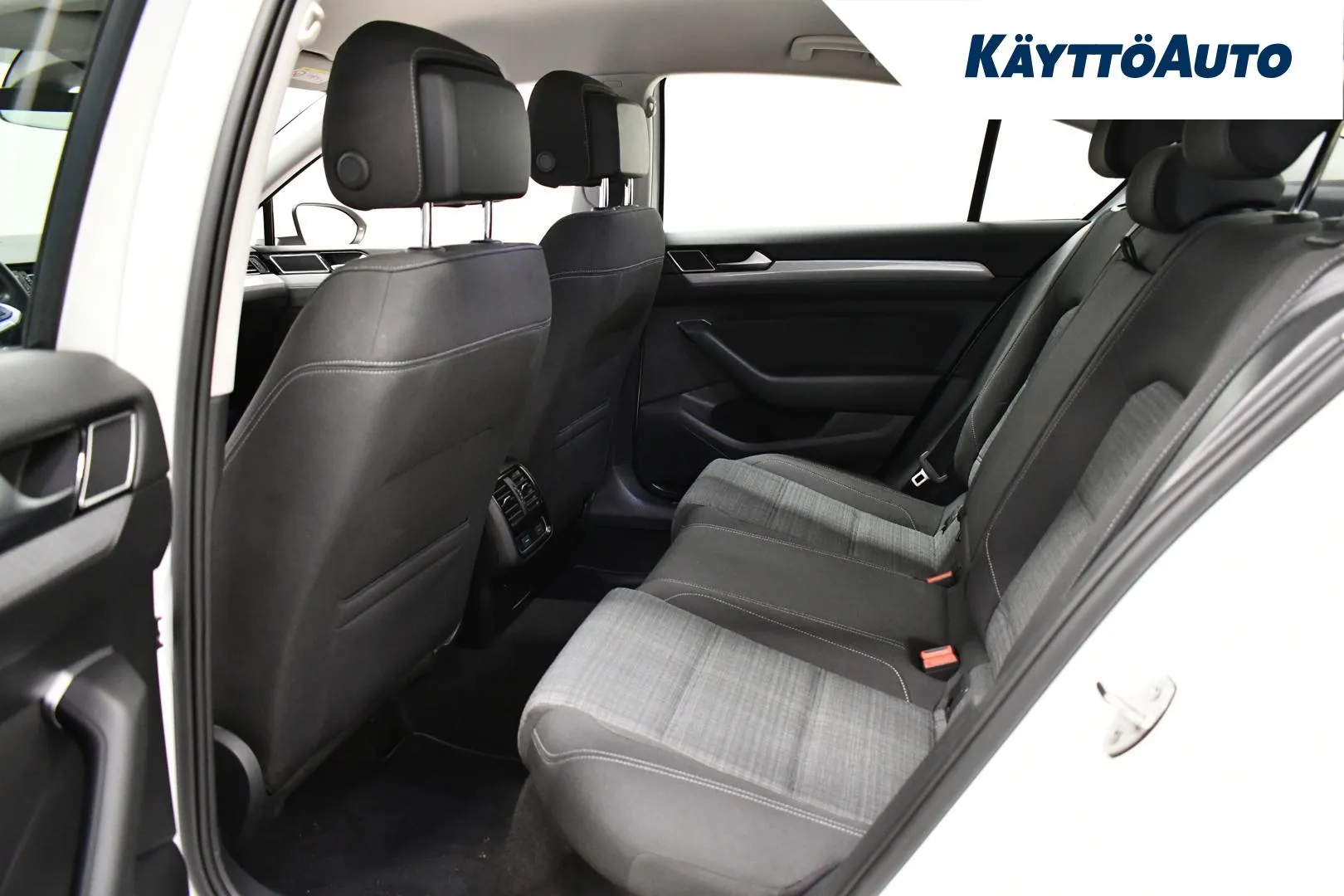 VOLKSWAGEN Passat LPP-458 carousel image