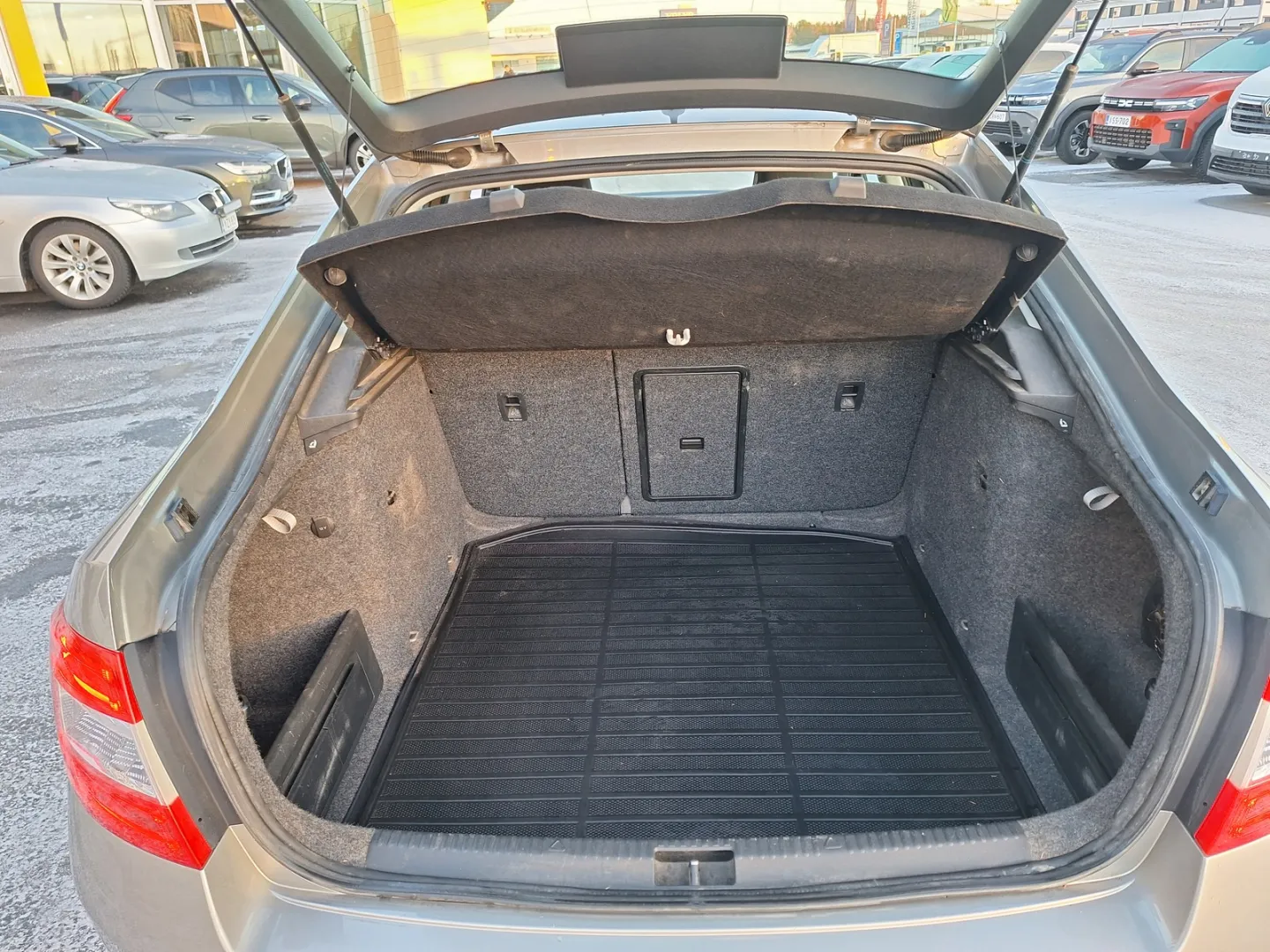 SKODA Octavia MLU-696 carousel image