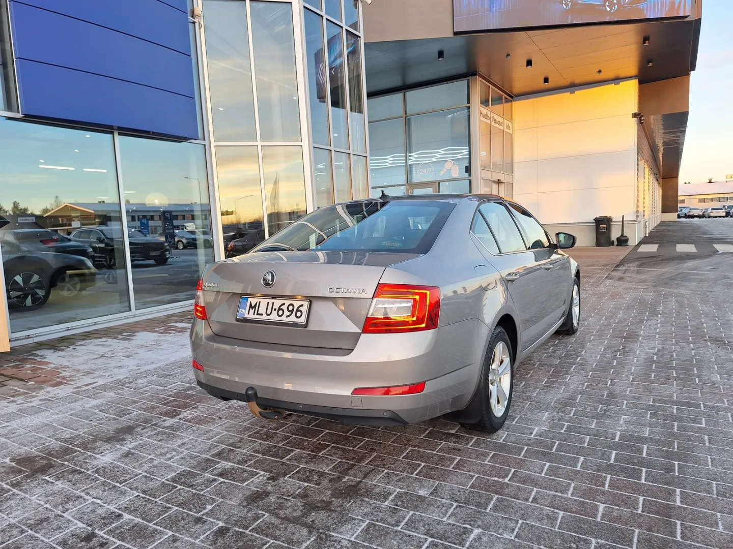 SKODA Octavia MLU-696 carousel image