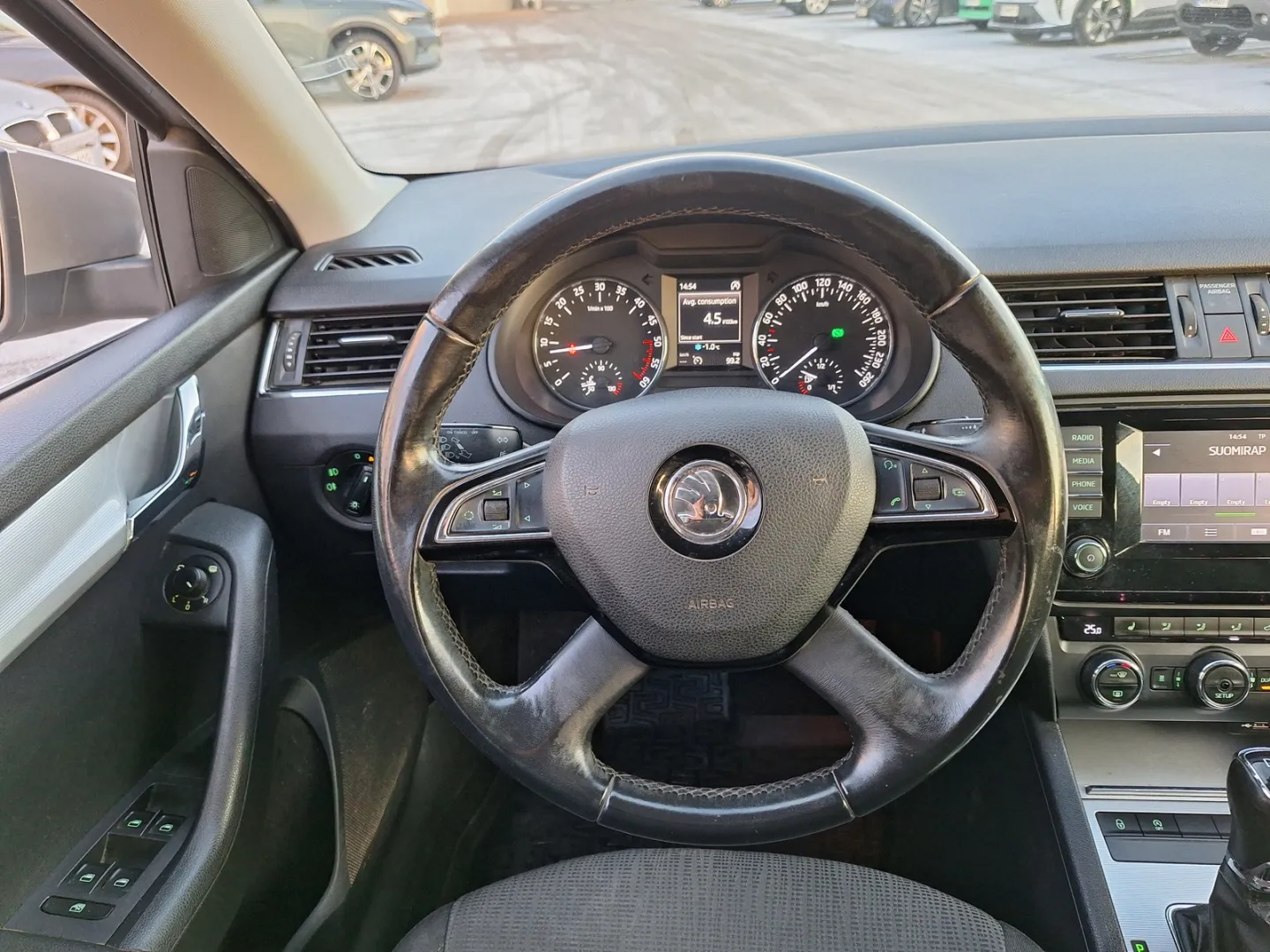 SKODA Octavia MLU-696 carousel image