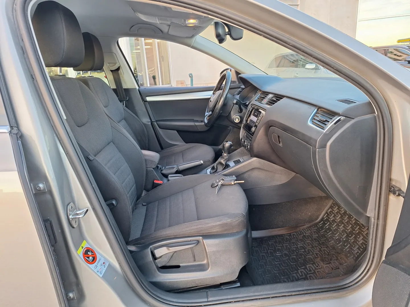 SKODA Octavia MLU-696 carousel image