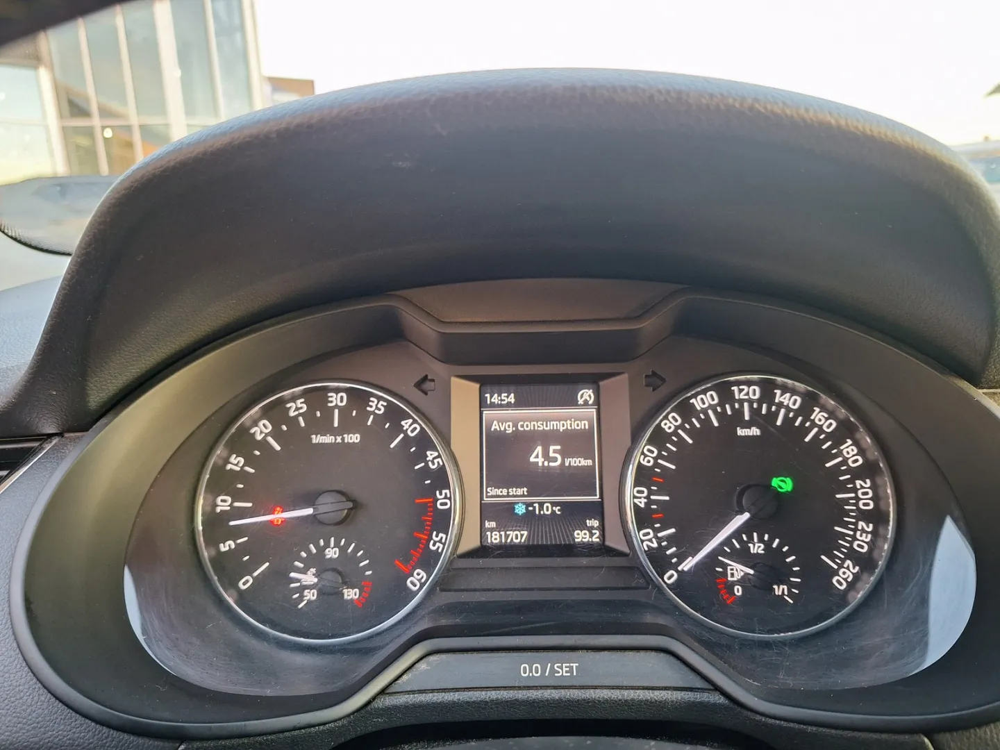 SKODA Octavia MLU-696 carousel image