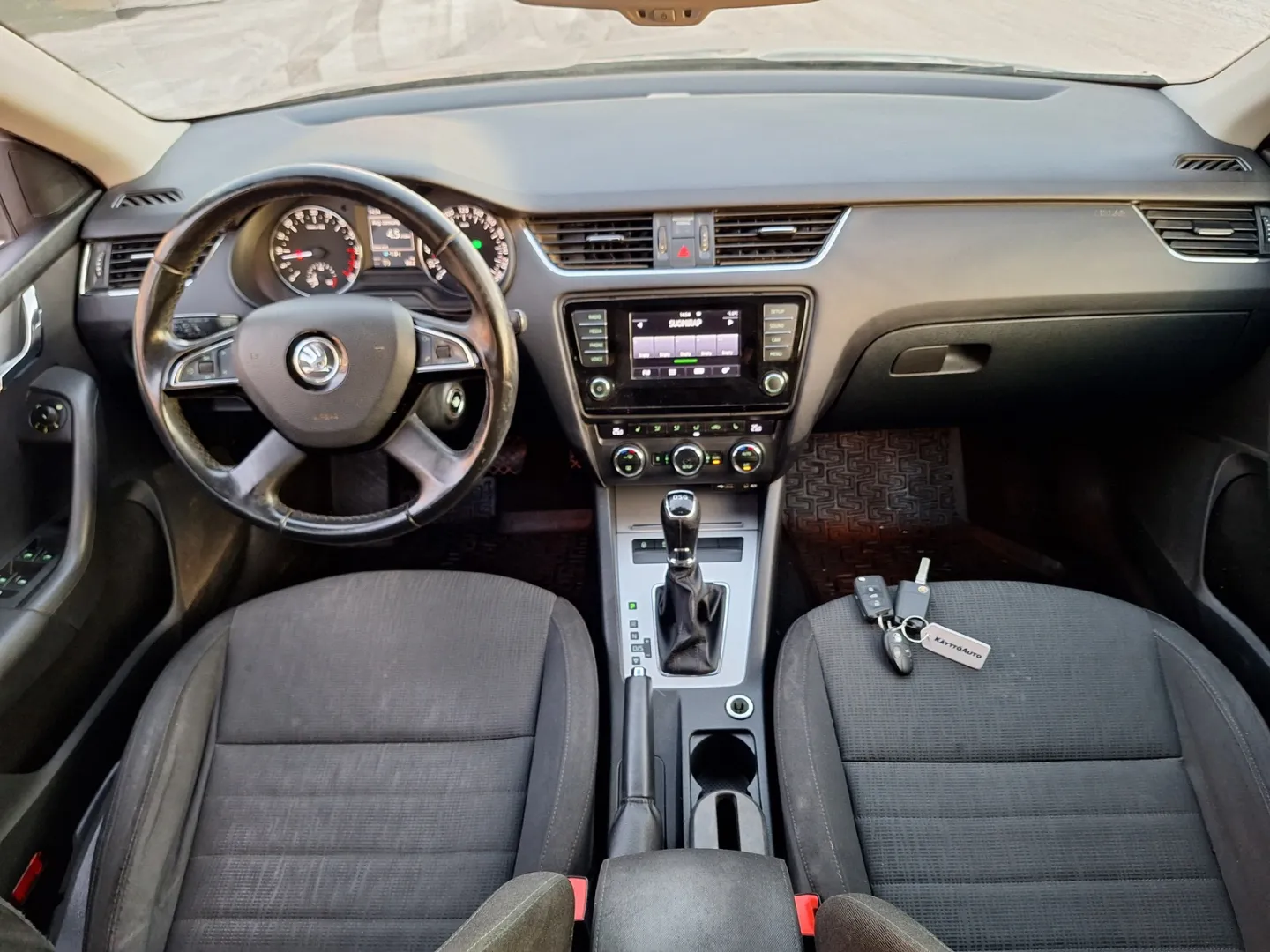 SKODA Octavia MLU-696 carousel image