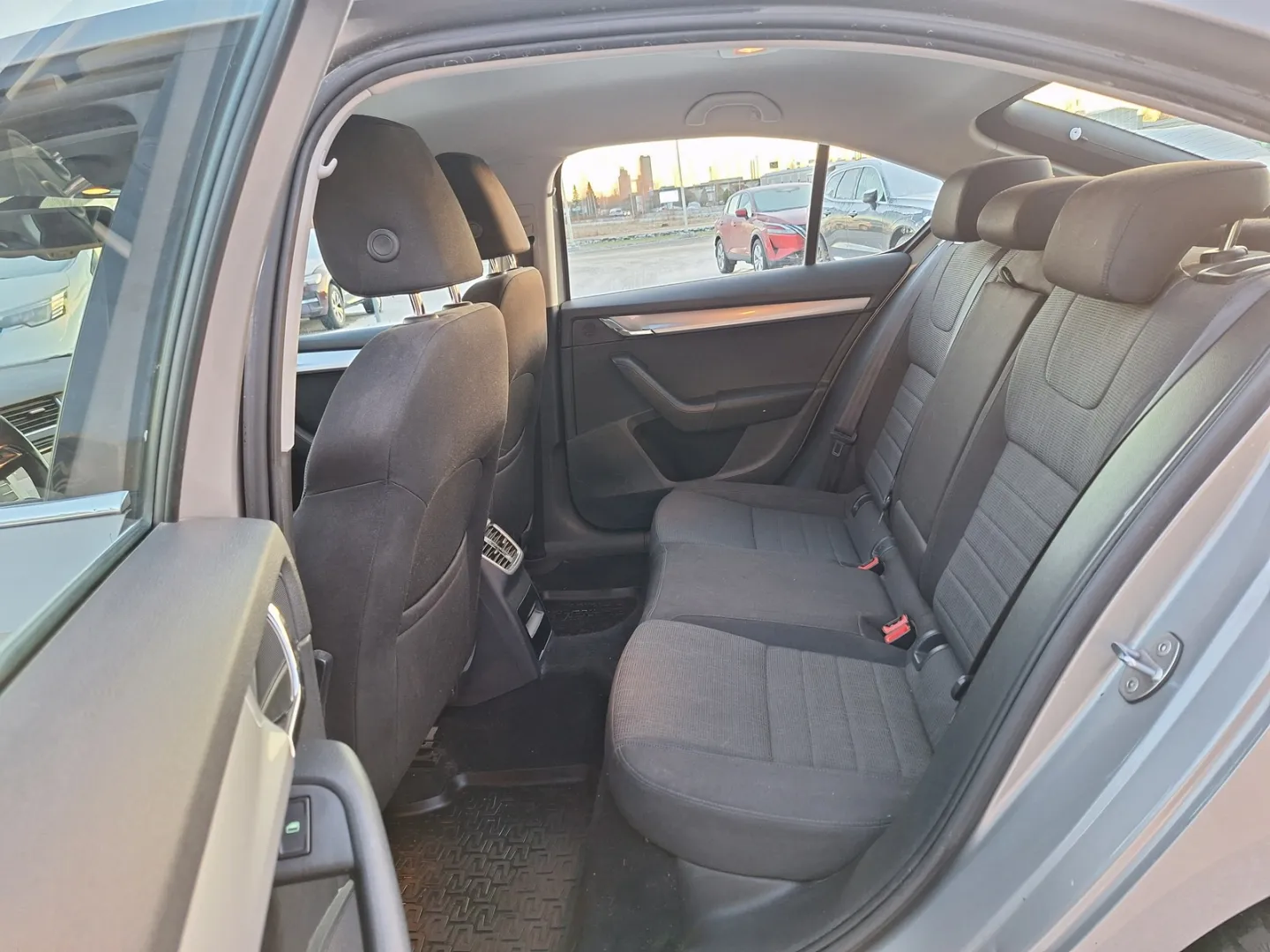 SKODA Octavia MLU-696 carousel image