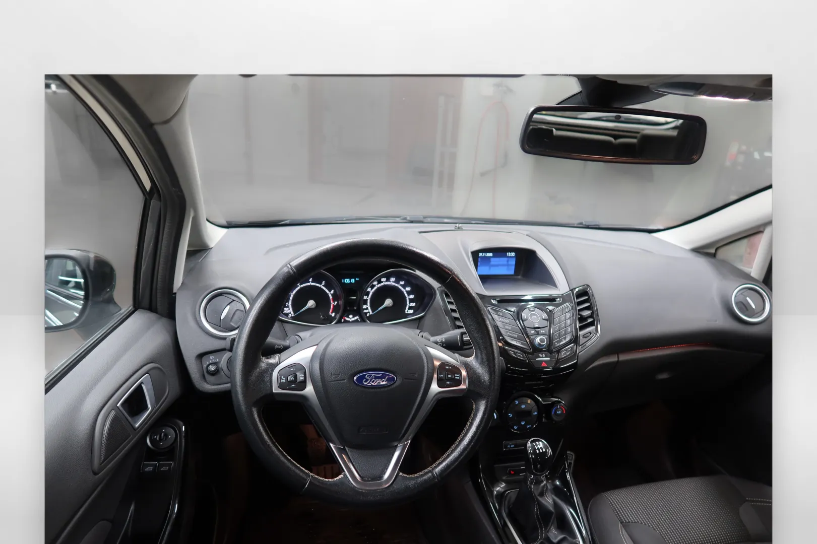 FORD Fiesta ZLN-563 carousel image