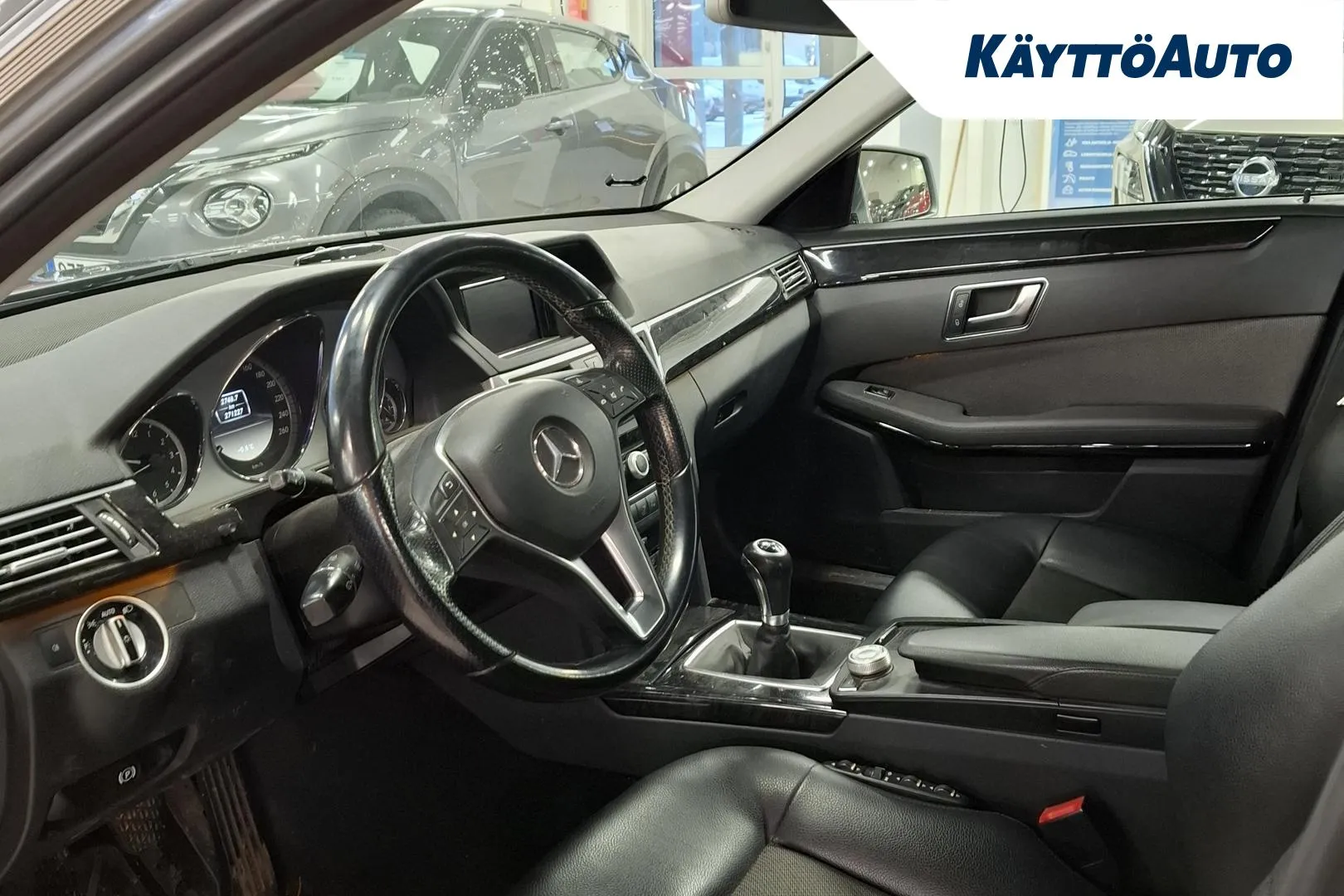 Mercedes-Benz E OTM-294 carousel image