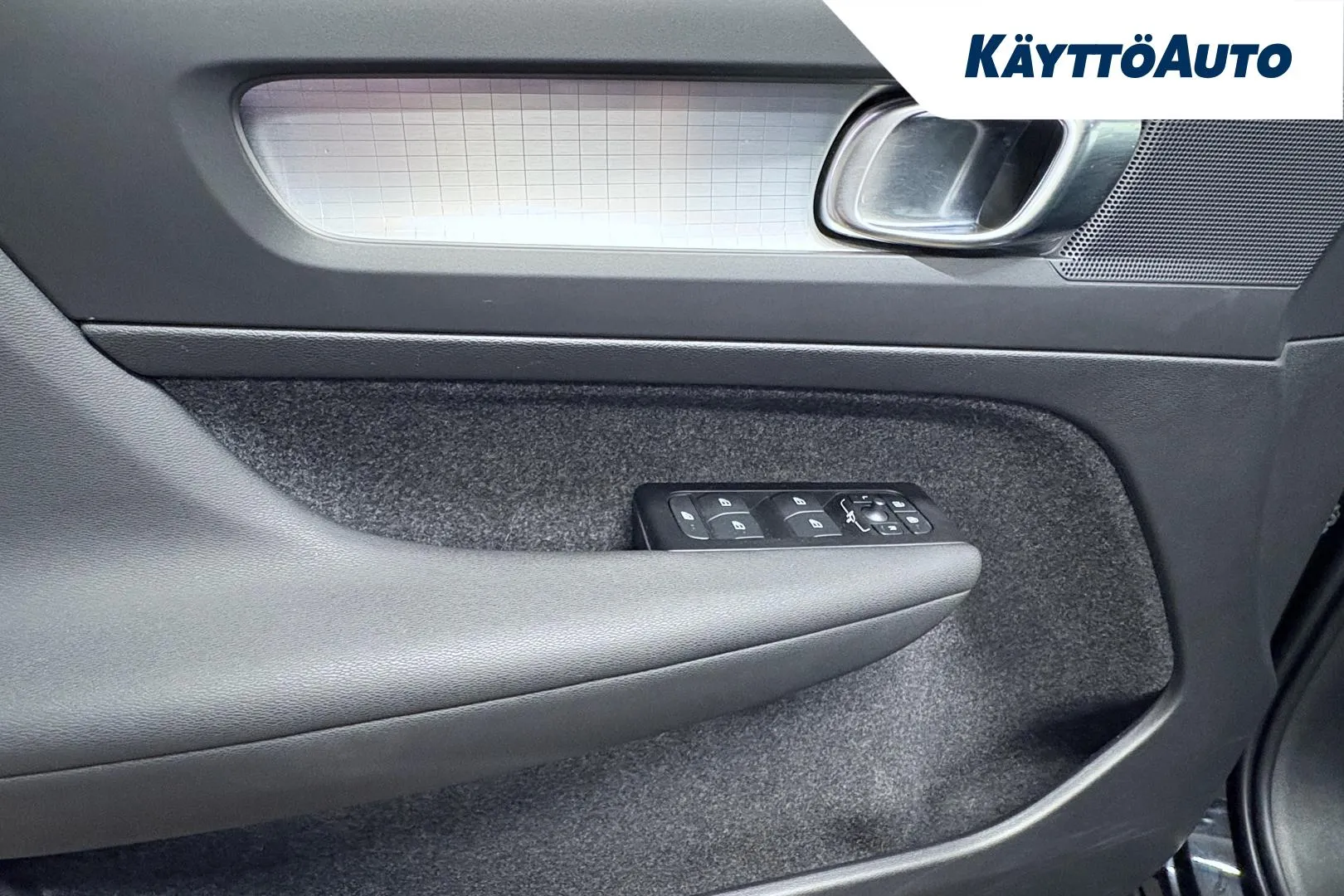 VOLVO XC40 ZOA-327 carousel image