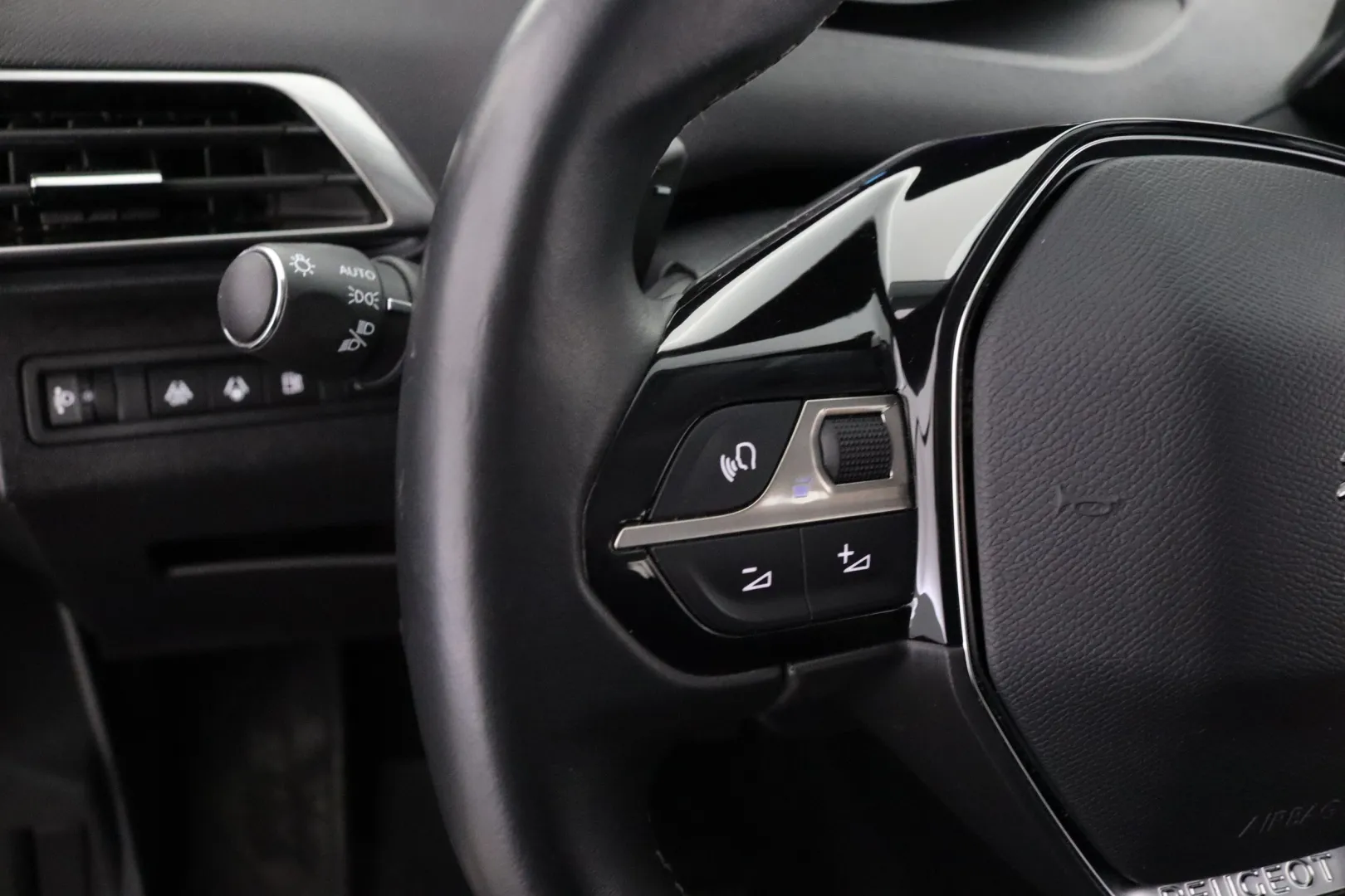 PEUGEOT 3008 SZE-848 carousel image